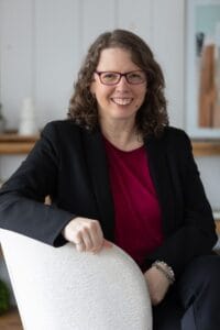 Isabel Lauzon, spécialiste en diagnostic d’angles morts en entrepreneuriat, accueillant ses clientes avec douceur et impact.