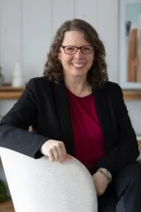 Isabel Lauzon, spécialiste en diagnostic d’angles morts en entrepreneuriat, accueillant ses clientes avec douceur et impact.